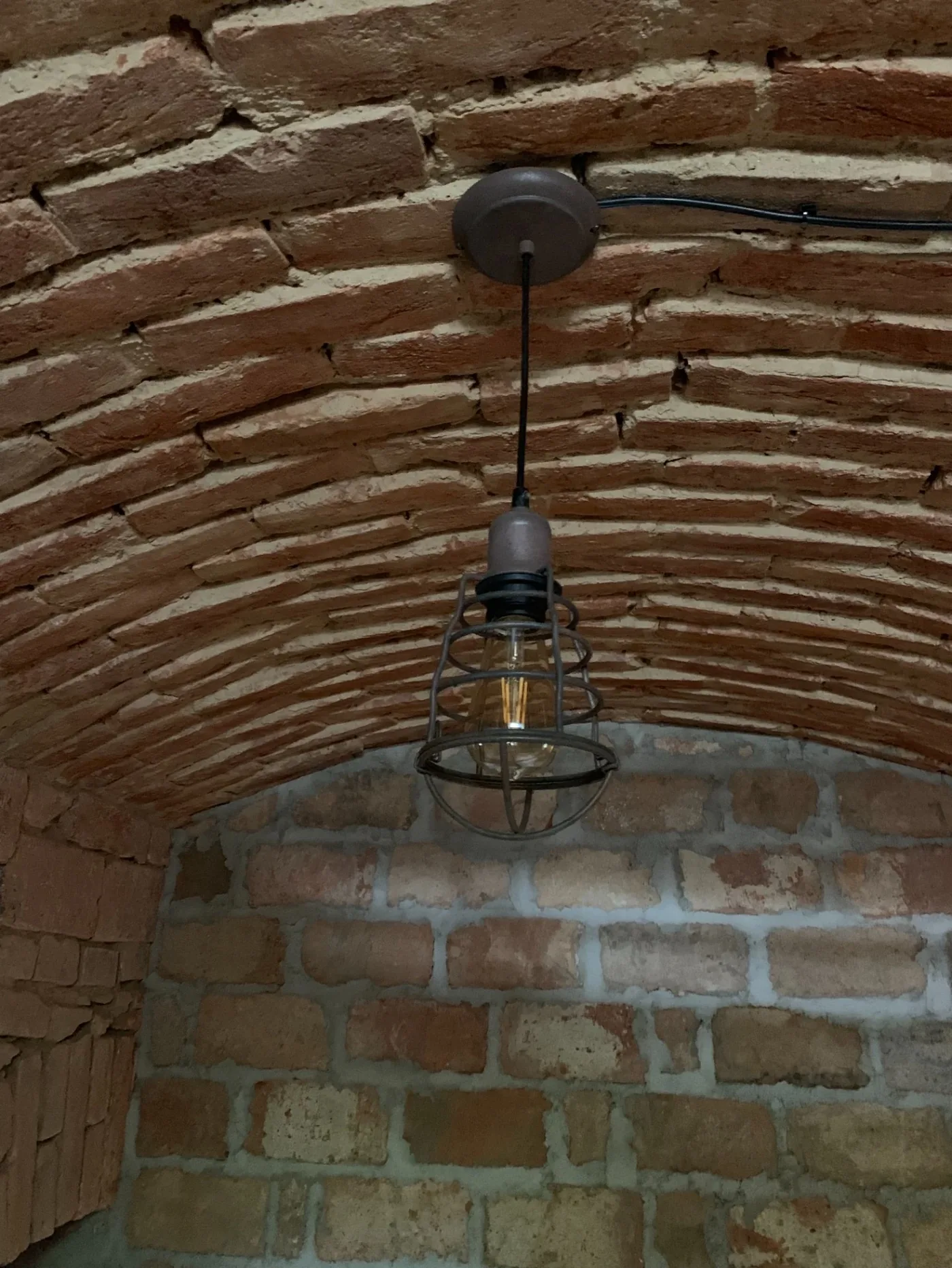 Montáž osvětlení na klenbě — instalace svítidla elektrikář Nosislav